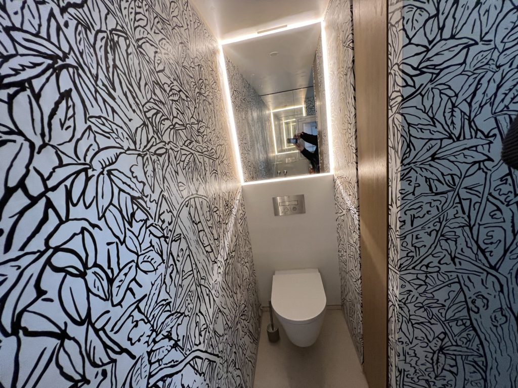 mur pour toilettes invités